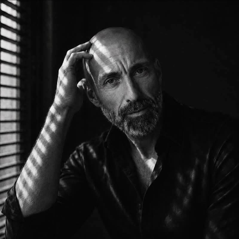 César González, fotógrafo de falleras en Valencia